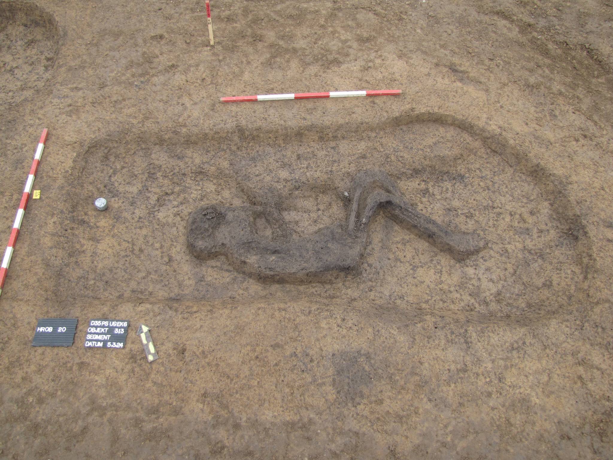 Что обнаружили археологи в самом длинном доисторическом кургане Европы 