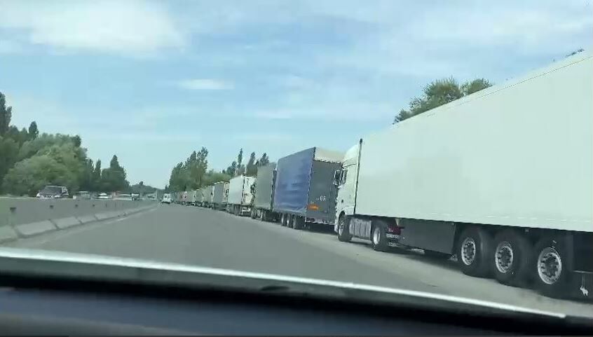 На кыргызско-казахской границе образовалась пробка На кыргызско-казахской границе образовалась пробка