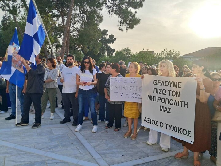 На Кипре верующие митингуют против отстранения митрополита 