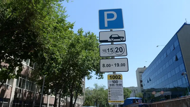 В Алматы заработали новые платные тротуарные парковки