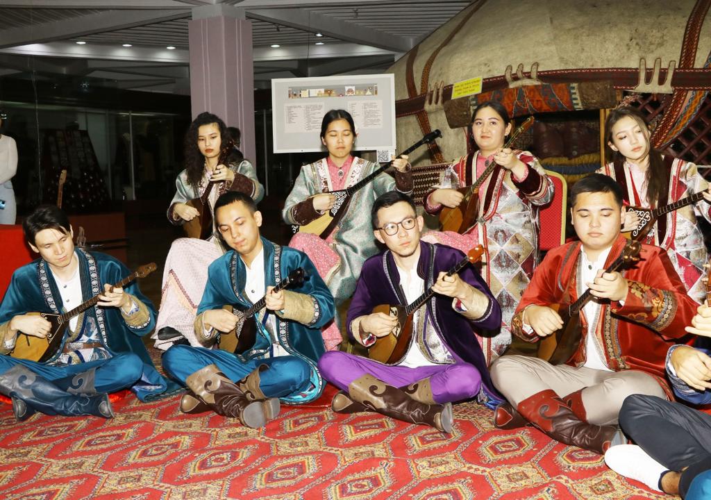 Домбра-пати, КВН и встречи с актерами – как отметили День студента в Центральном госмузее в Алматы