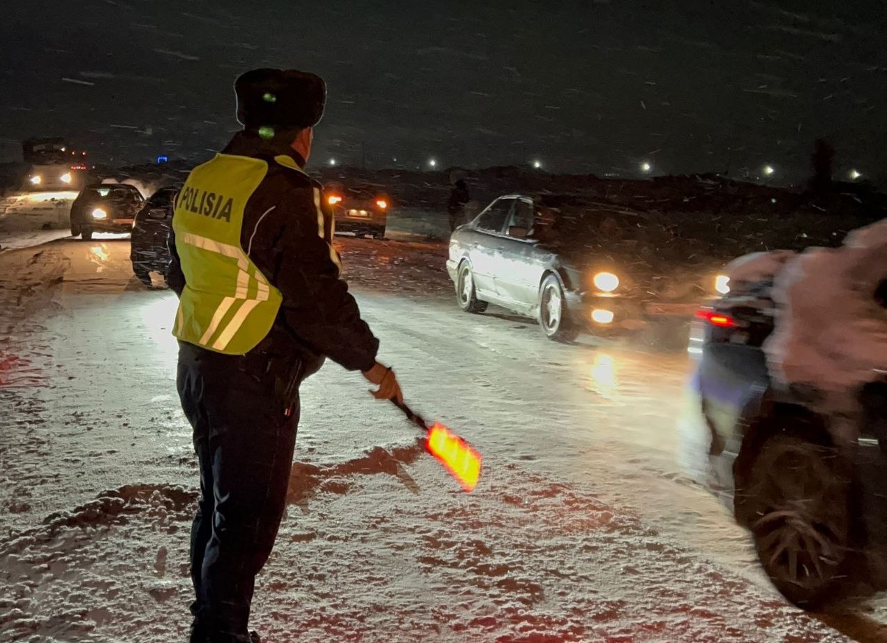 Полицейские помогли более 200 грузовикам в Туркестанской области