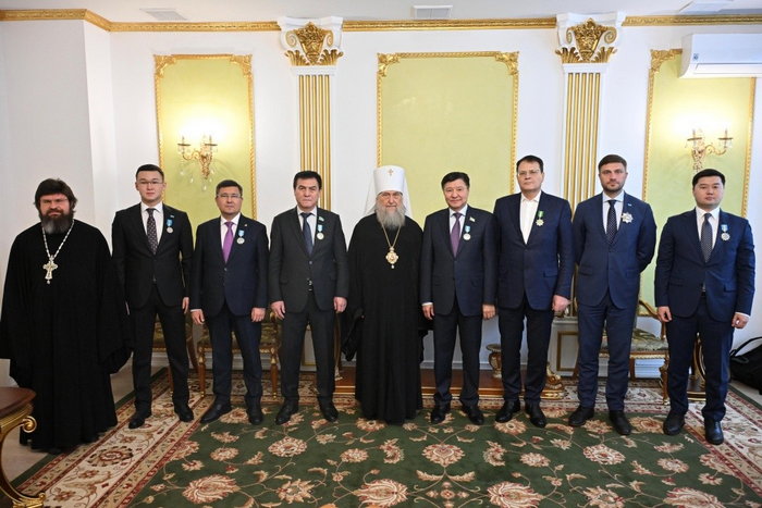 Сенаторы парламента РК награждены церковными орденами и медалями 