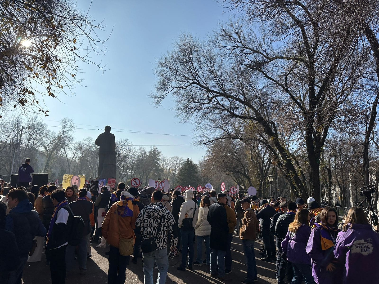 Размытые идеи и скучающие студенты: митинг против насилия в Алматы оставил двоякое впечатление