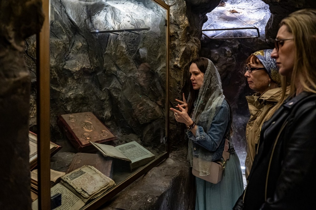 Главной целью такой теории отец Евгений считает подрыв авторитета Евангелия