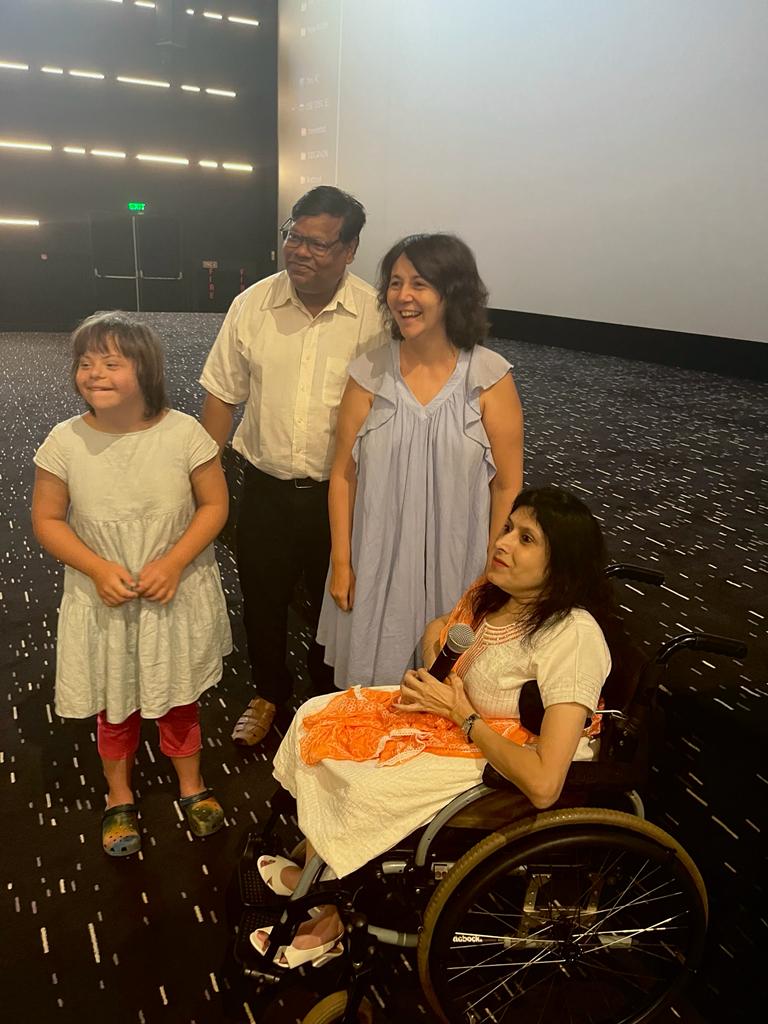 2. Марта Перминова с мамой Софией Витвер, с Founding president - Сатиш Капуром и организатором фестиваля Нину Кевлани