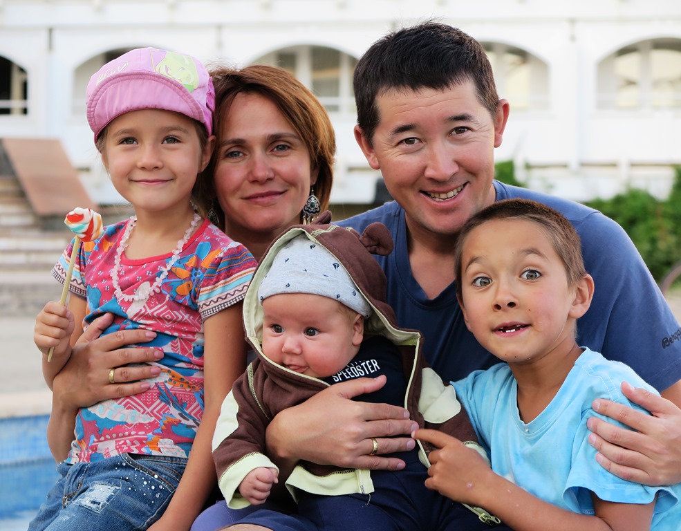 Максут и Ольга Жумаевы с детьми