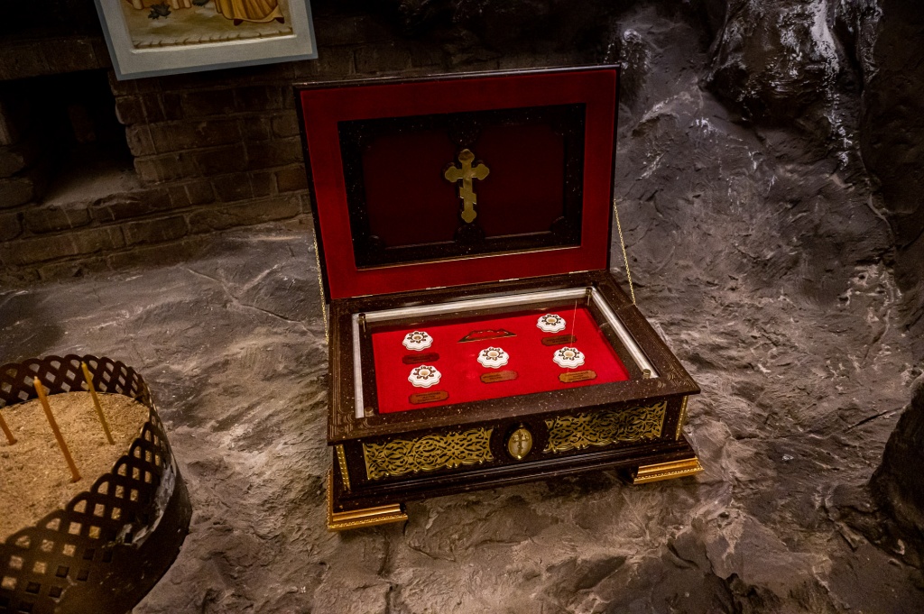 Фото 2. АПН. Ковчег с мощами в подземном храме Казанского собора Алматы. В т.ч Амфилохия Почаевского.jpg