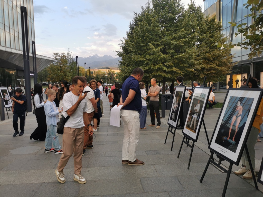 На фотовыставке Сильные духом в ТРЦ Esentai Mall 4. На фотовыставке Сильные духом в ТРЦ Esentai Mall.jpg
