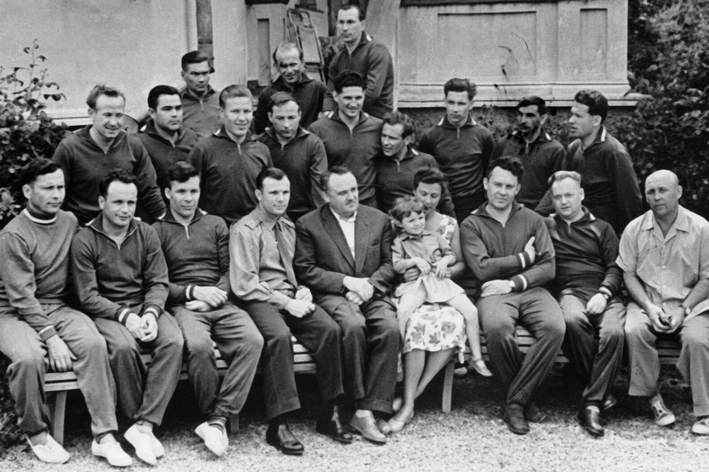 Фото 2 Первый отряд советских космонавтов во время отдыха в Сочи. Третий во втором ряду (слева направо) — Марс Рафиков