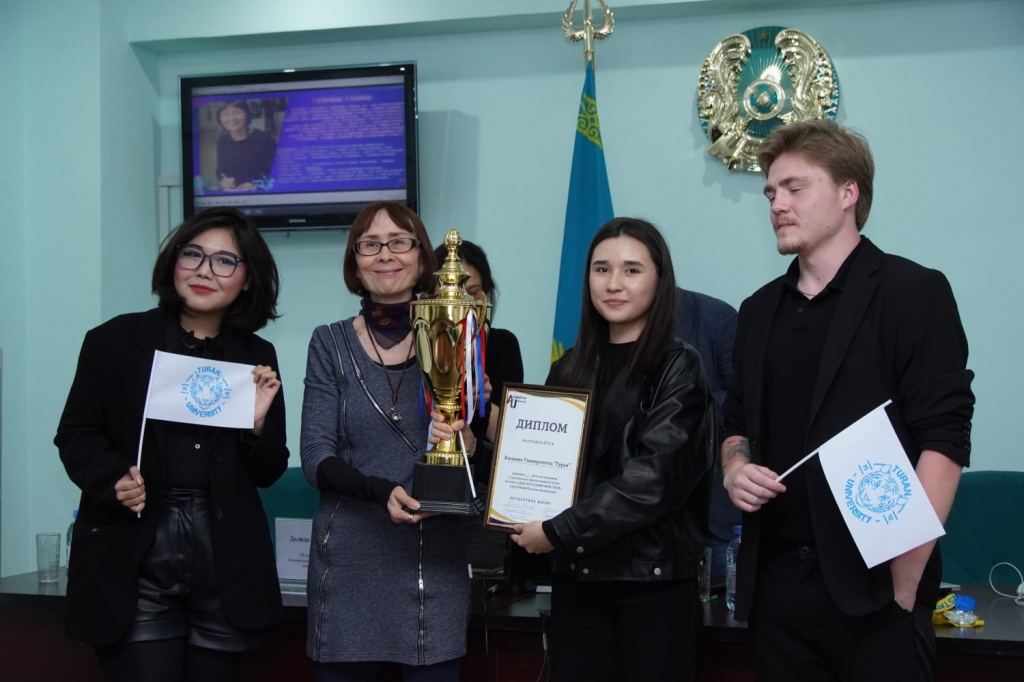 Победители - команда университета Туран, с членом жюри Галиной Галкиной