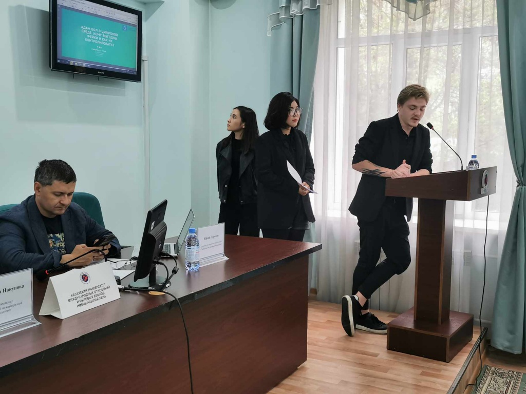 Выступают участники команды Турана