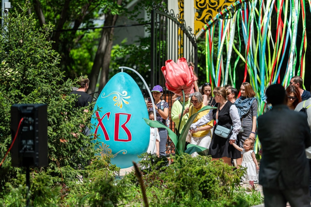 0710 гости парка фотографируются у скульптуры «Пасхальное яйцо»