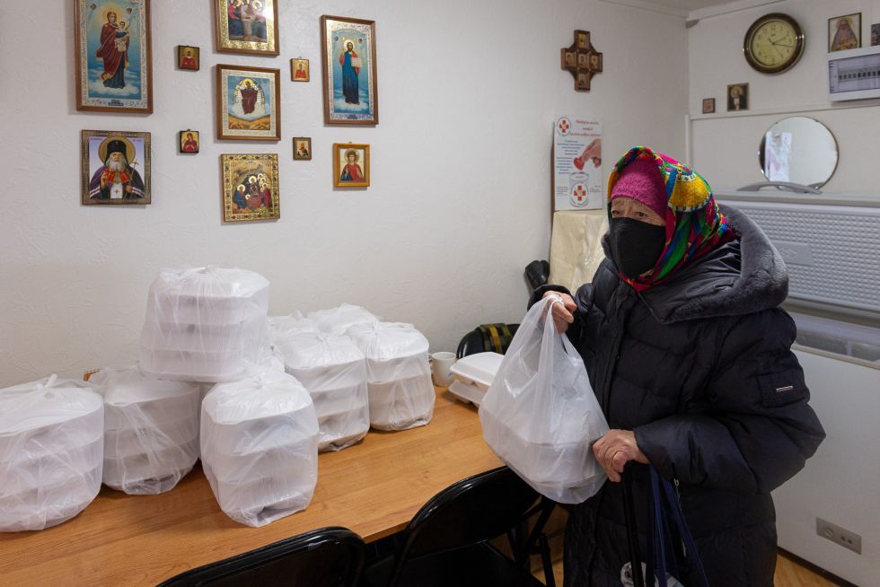 Выдача обеда в храме