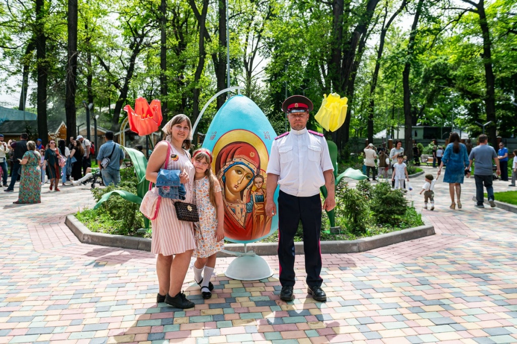 Гости парка, фотосессия у Пасхального яйца