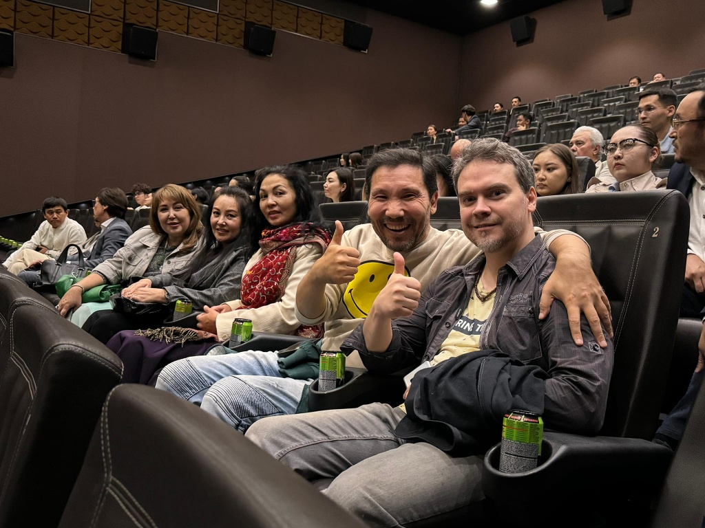 6. Съемочная группа на вручении премии Тулпар. В центре - Наталья Баженова.jpg 6. Съемочная группа на вручении премии Тулпар. В центре - Наталья Баженова.jpg