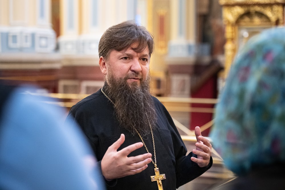 Отец Евгений учил арамейский язык и преподает в семинарии древнегреческий