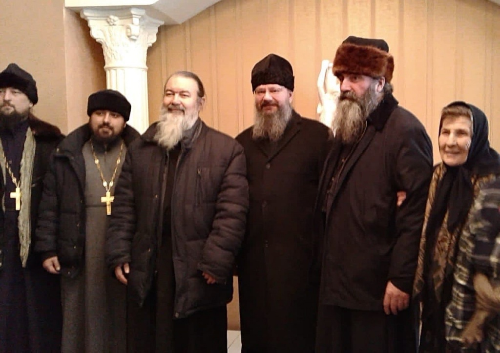 Валерий Черненко (пятый слева) с братией