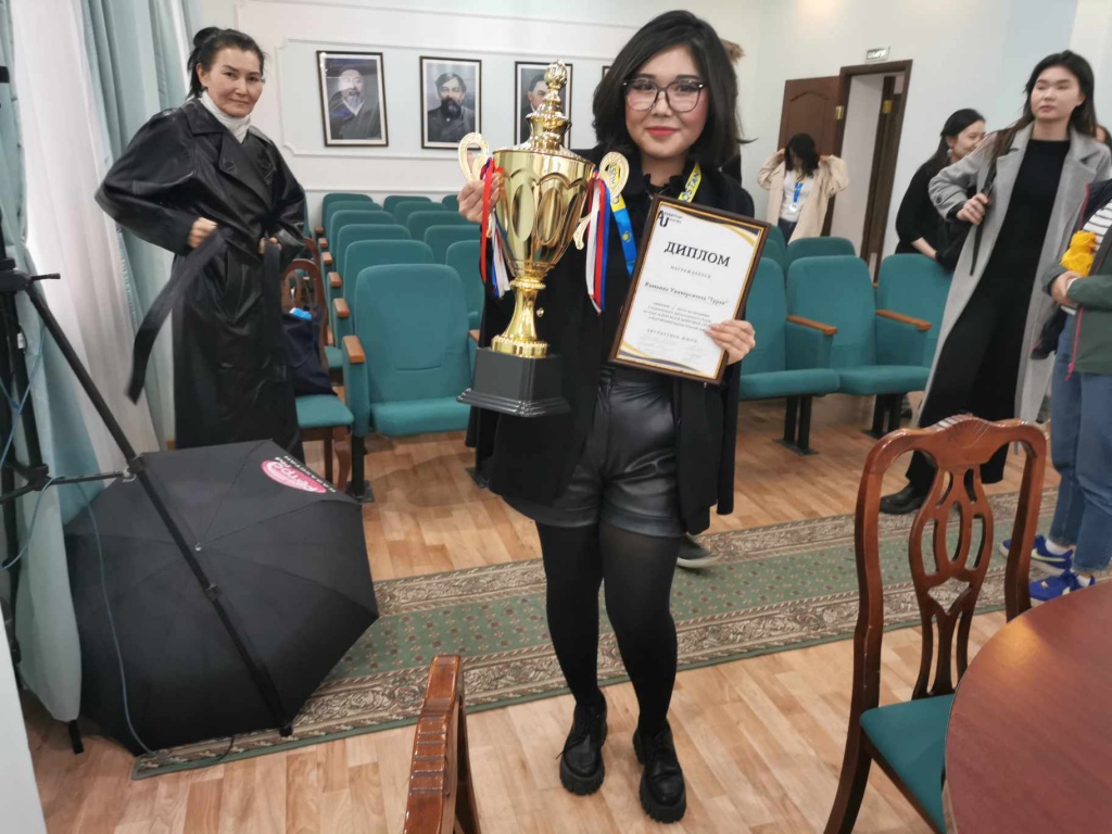 Лидер команды Туран - Аяулы Шалабаева - студентка 3 курса (специальность Связь с общественностью)