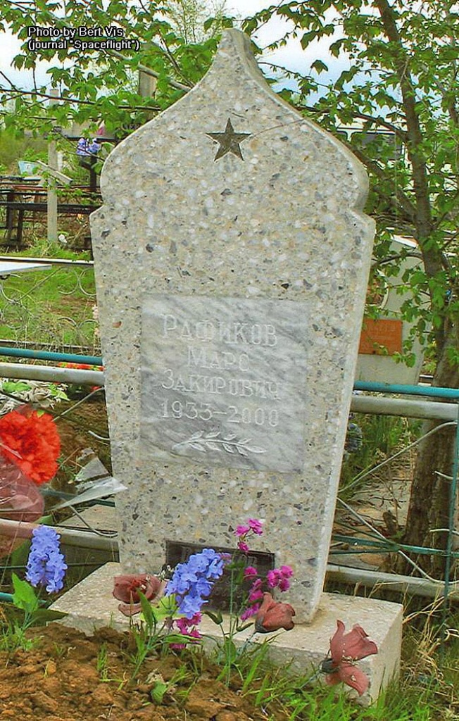 Могила Рафикова на кладбище близ Алматы