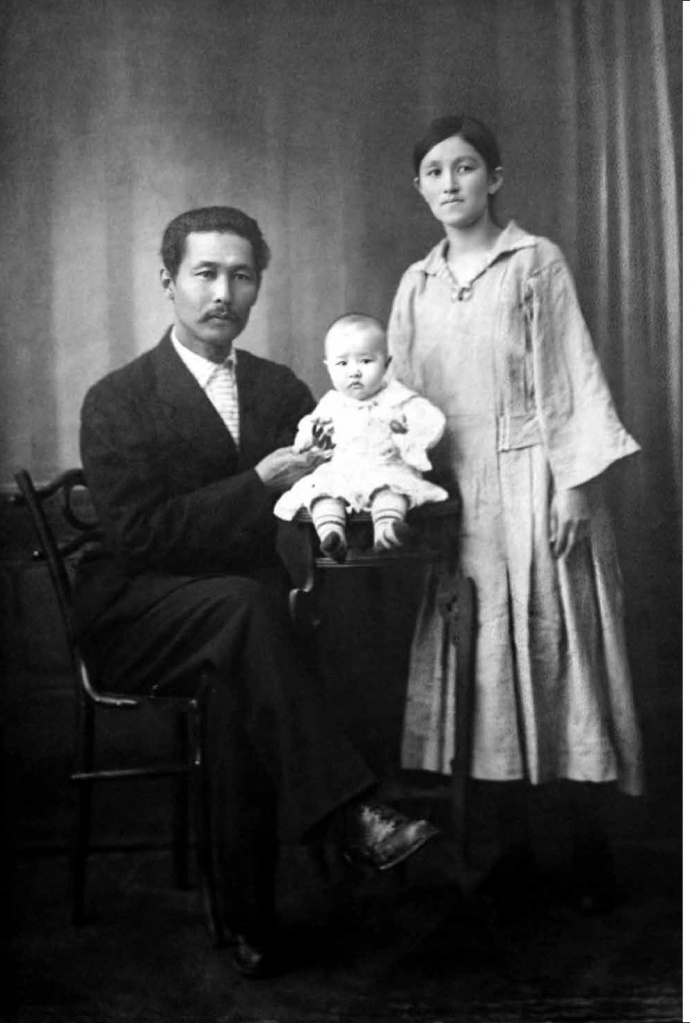 4. Маленькая Ляйля с родителями.jpg 4. Маленькая Ляйля с родителями.jpg