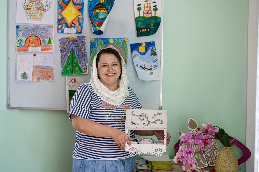 4. В классе - на фоне детских рисунков.jpg