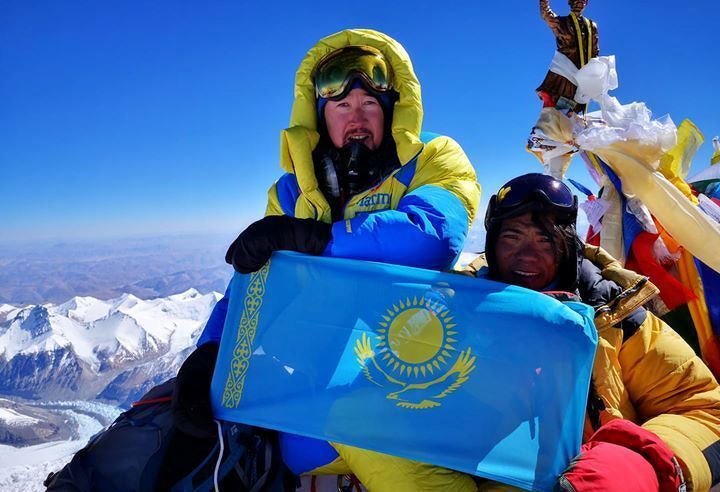 Максут Жумаев с флагом на Эвересте