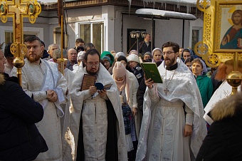 Брызгаю на самолет: алматинцы рассказали, зачем берут крещенскую воду