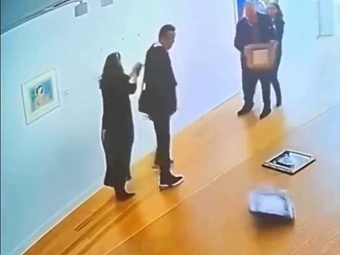 Греческий депутат разбил богохульные иконы в Национальной галерее