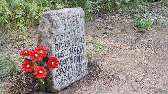 В Алматы спасена самая старая сохранившаяся могильная плита времен Верного 