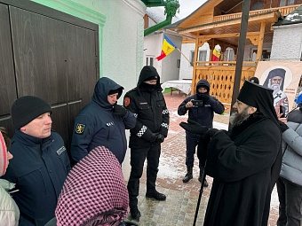Молдавский священник забаррикадировался в храме в ответ на действия властей 