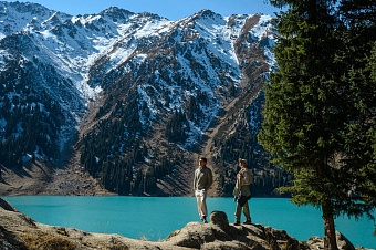 Сколько туристов посетили Алматы и из каких стран они приезжали 